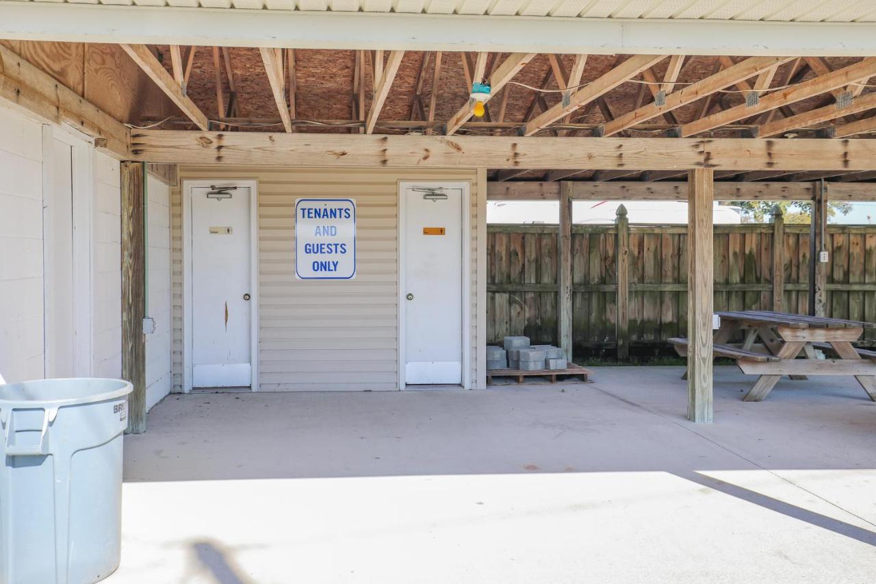 Spacious Home With Waterfront View-Welcome Pets Sneads Ferry 외부 사진
