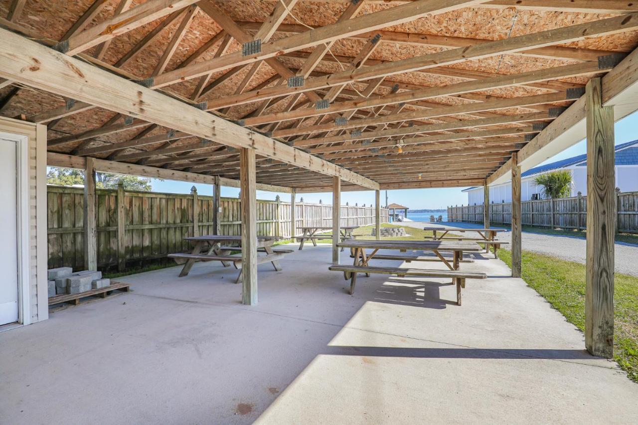 Spacious Home With Waterfront View-Welcome Pets Sneads Ferry 외부 사진
